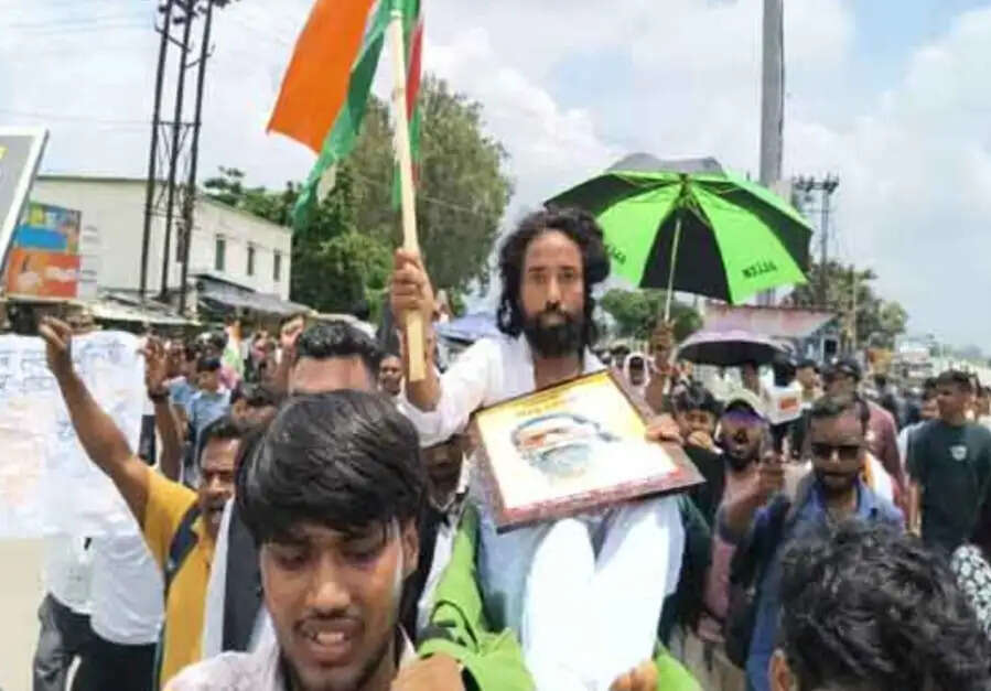 विधानसभा घेराव : बैरिकेडिंग तोड़कर विधानसभा के करीब पहुंचे छात्र, वाटर कैनन और लाठीचार्ज से रोकने की कोशिश
