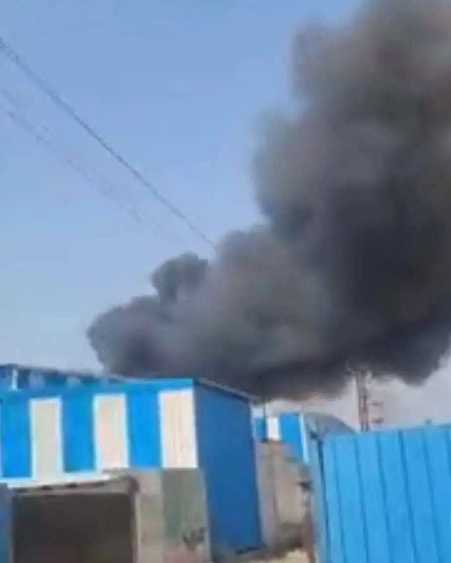 केमिकल फैक्ट्री में लगी आग, सिलिंडर फटने से मची अफरा-तफरी