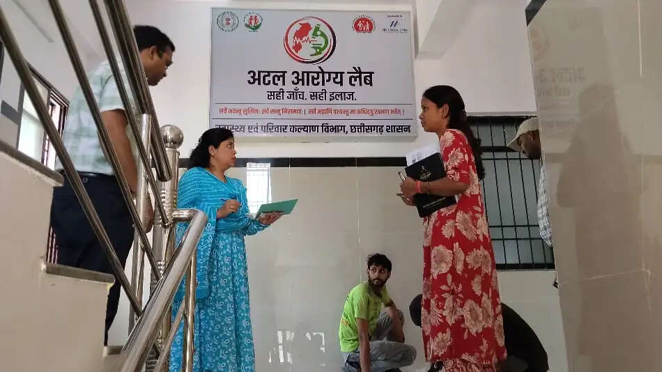 अटल आरोग्य लैब में अत्याधुनिक मशीनें पहुंची, लिफ्ट इंस्टालेशन कार्य शुरू