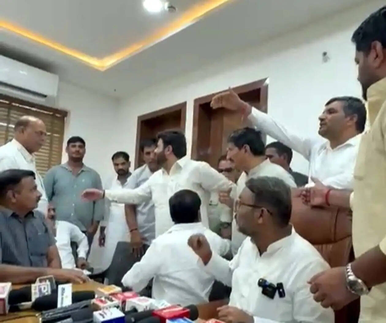 हांसी में कांग्रेस की बैठक में कुर्सियों के लिए घमासान, ऑब्जर्वरों के सामने ही भिड़े कार्यकर्ता