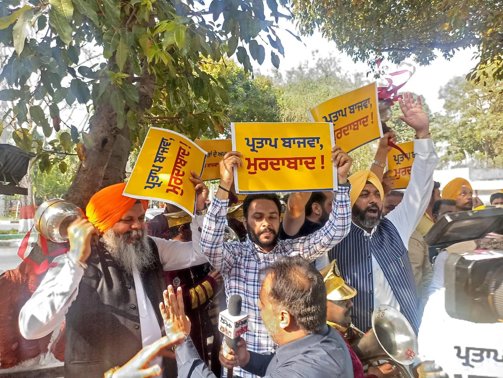 पंजाब में राज्यपाल के अभिभाषण पर सदन के भीतर व बाहर कांग्रेस का हंगामा