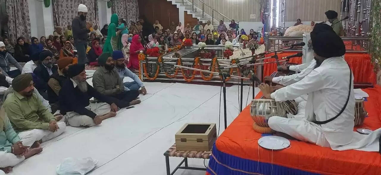 गुरुनानक देव के प्रकाश पर्व पर गुरु ग्रंथ साहिब का पाठ, गुरुवाणी के साथ लंगर आयोजित