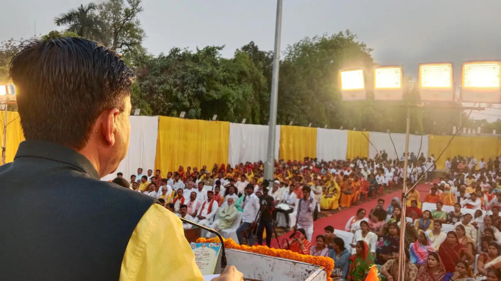 सदर सांसद की अगुवाई में देवरिया क्लब से अमृत रेलवे स्टेशन तक निकला मशाल जुलूस