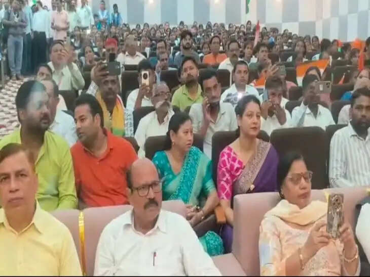 पचपन साल का व्यक्ति जींस पहनने से युवा नहीं हाे सकता : दिनेश प्रताप सिंह