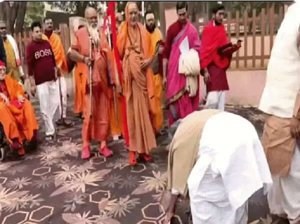 दिग्विजय सिंह की सनातन यात्रा को स्वामी अविमुक्तेश्वरानंद ने दिया समर्थन