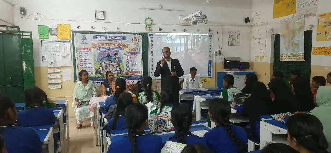 सुरक्षित बचपन अभियान के तहत स्कूली बच्चों को दी गई कानूनी जानकारी