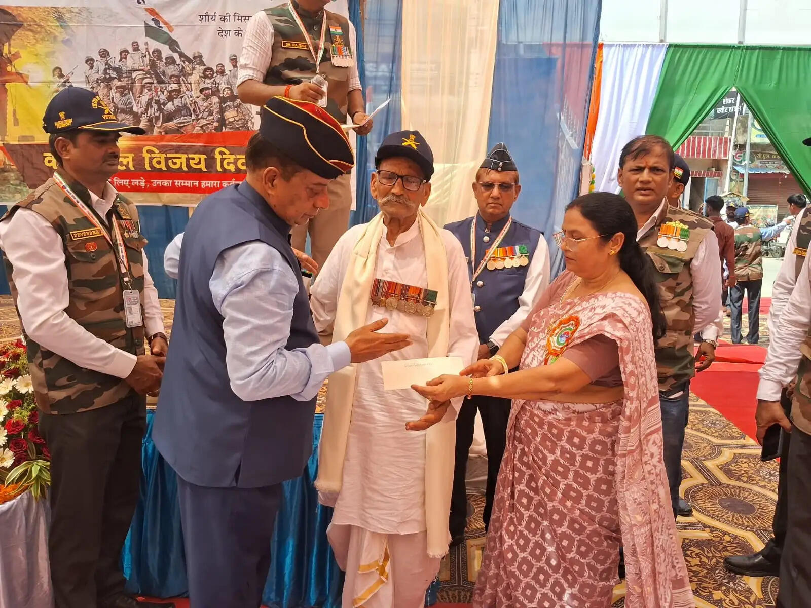 कारगिल के अमर शहीदों को पूर्व सैनिकों ने दी श्रद्धांजलि, वीर परिवारों का हुआ सम्मान