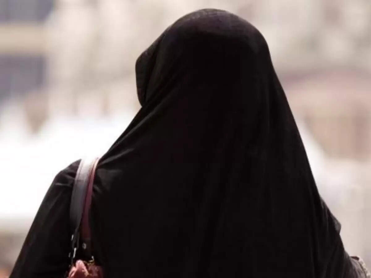 फर्जी इंस्टाग्राम आईडी बनाकर महिला को किया बदनाम, एआई से बनाई अश्लील तस्वीरें, मांगी तीन लाख की रंगदारी