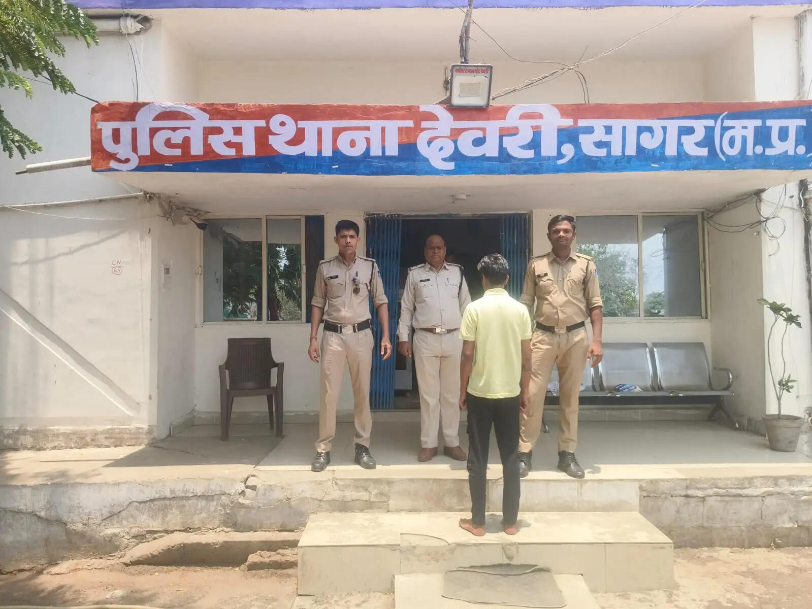 सागर: देवरी पुलिस की बड़ी कार्रवाई, अवैध शराब परिवहन करते युवक गिरफ्तार, मोटरसाइकिल और 320 पाव शराब जब्त