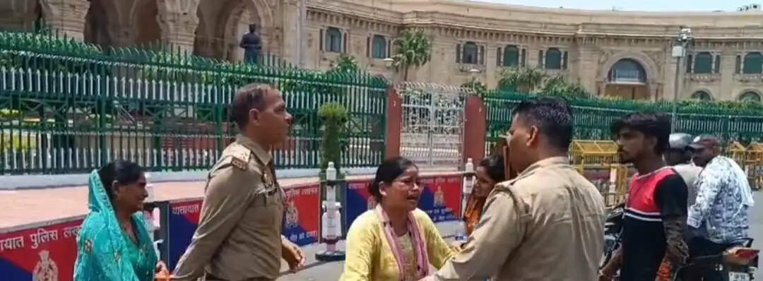 लखनऊ विधान भवन के पास मां-बेटी ने किया आत्मदाह का प्रयास