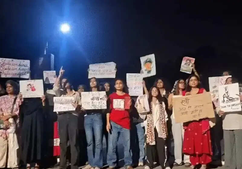 मप्रः भोपाल में महिलाओं का प्रदर्शन, ‘एक कचौरी-दो समोसा’ के नारे के साथ निकाला पैदल मार्च