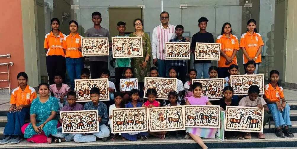 सोहराय चित्रकला कार्यशाला में बच्चों ने सीखी कला की बारीकियां