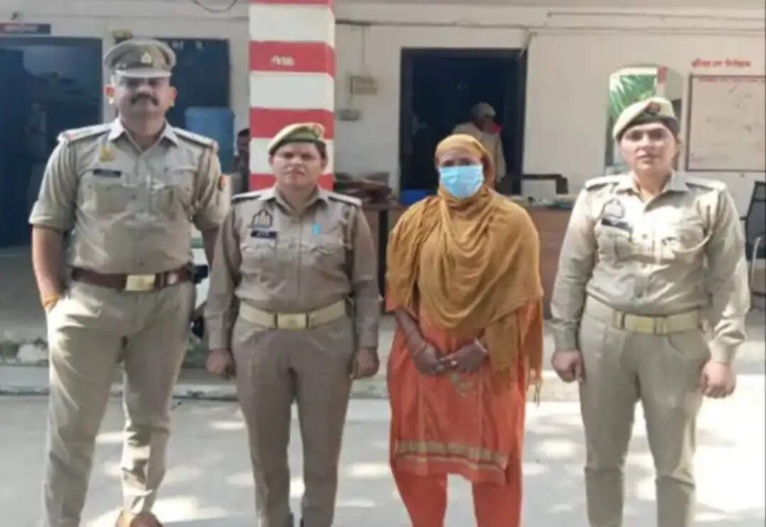 चार लाख की रंगदारी और जेल भेजने की धमकी देने के मामले में आरोपित महिला गिरफ्तार