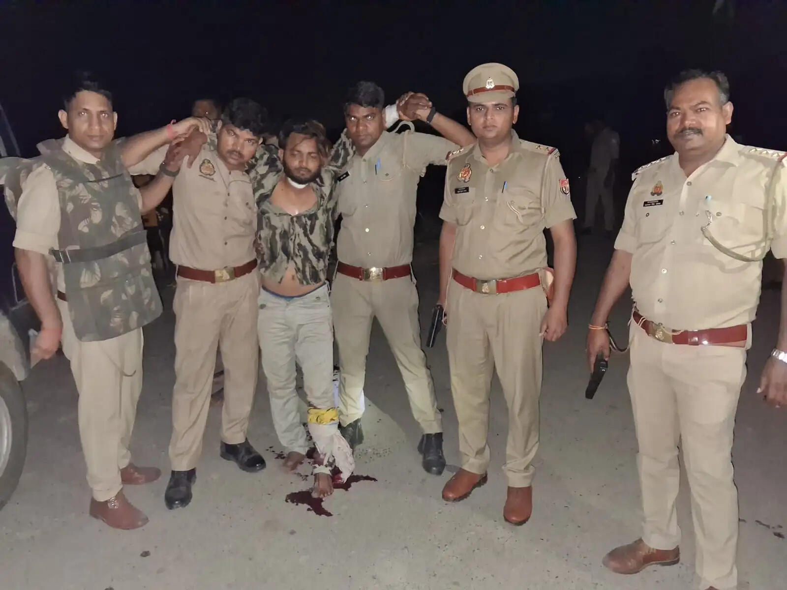 देवरिया : पुलिस मुठभेड़ में झपटमारी गिरोह के दो सदस्य गिरफ्तार, एक घायल