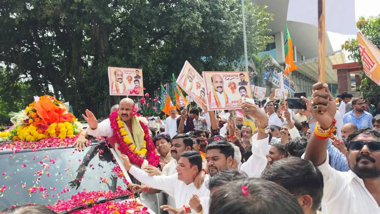 हरीश द्विवेदी का लखनऊ में हुआ ऐतिहासिक स्वागत, 2027 के चुनाव में कार्यकर्ताओं से प्रचंड विजय का किया आह्वान