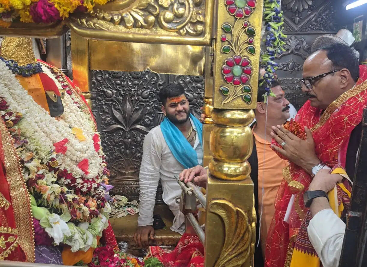 उपमुख्यमंत्री ब्रजेश पाठक ने मां विंध्यवासिनी का किया दर्शन-पूजन
