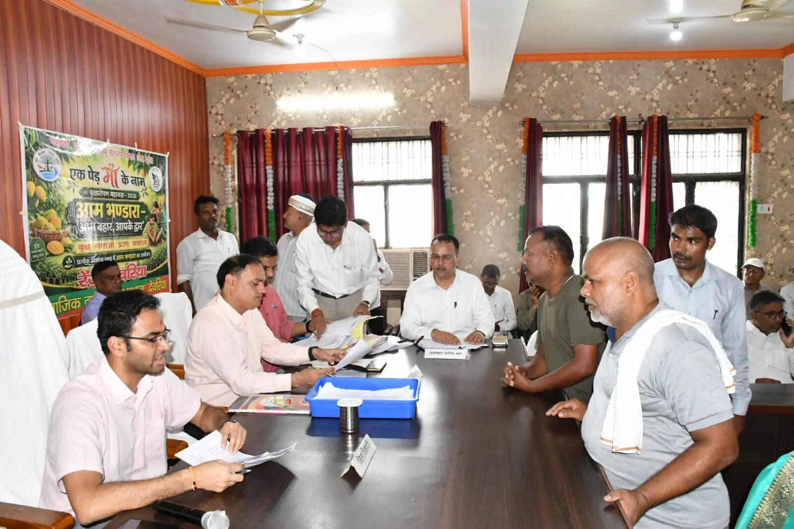 जिलाधिकारी ने एक राजस्व निरीक्षक को प्रतिकूल प्रविष्टि ताे दूसरे काे जारी किया कारण बताओ नोटिस
