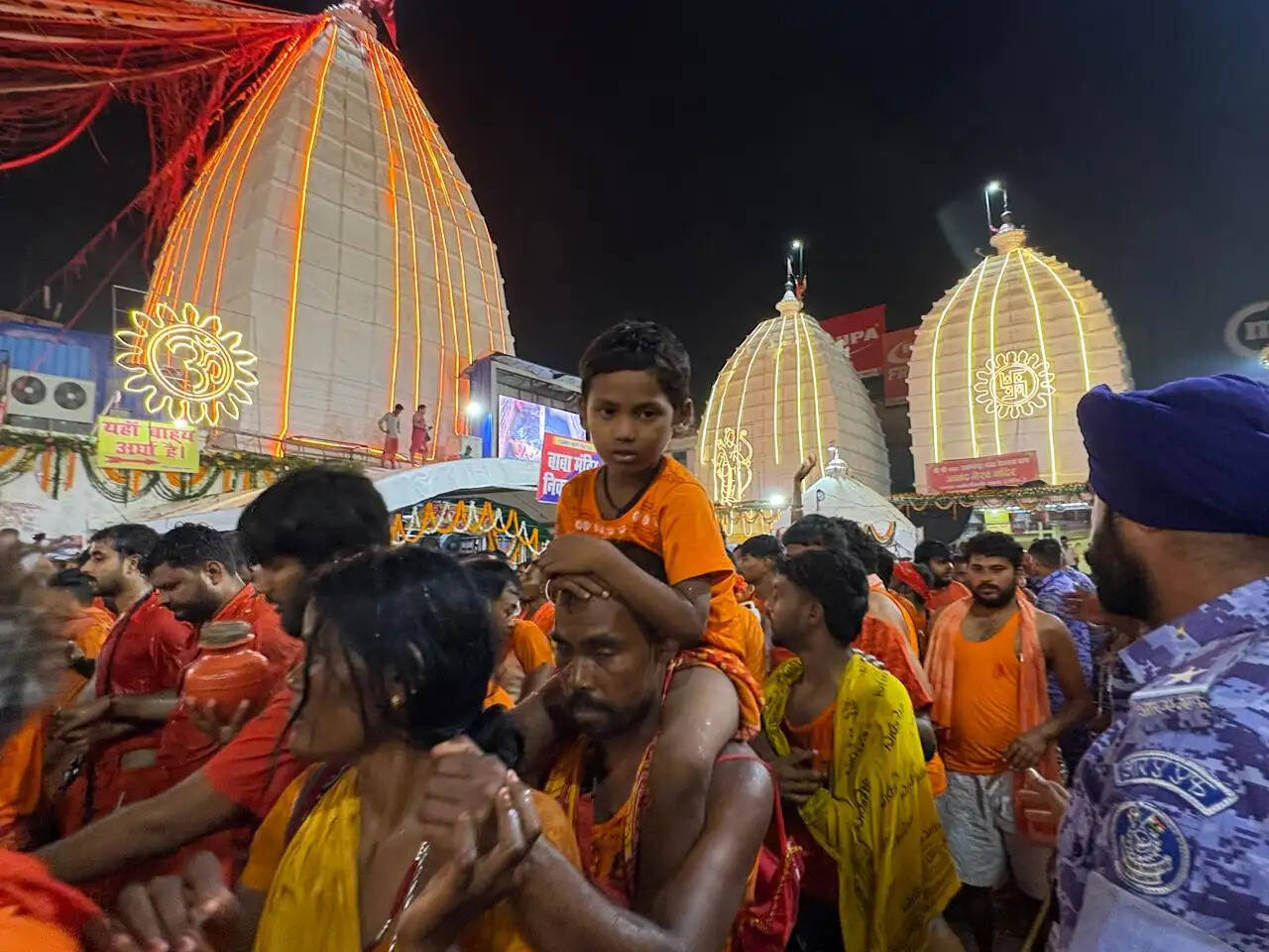 देवघर में दूसरी सोमवारी पर उमड़ा आस्था का सैलाब, डीसी-एसपी ने संभाली कमान