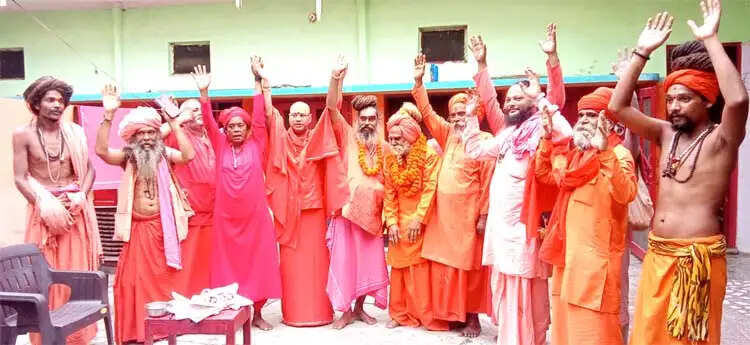 आवाहन अखाड़े में महंत किशनपुरी बने नए थानापति, किशन गिरि ने सौंपा कार्यभार