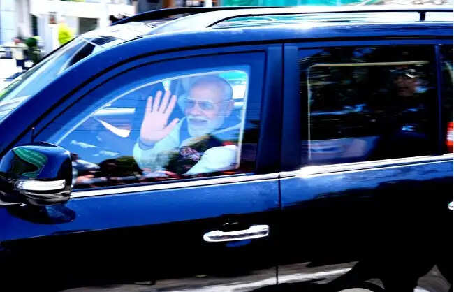 प्रधानमंत्री के रोड शो में मानव श्रृंखला बनाकर लोगों ने बरसाए फूल, मोदी-मोदी के नारों से गूंजीं शिवालिक की पहाड़ियां