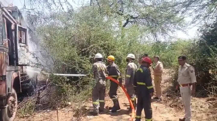 पुलिस चौकी के सामने खड़े ट्रक में लगी भीषण आग, मची अफरा-तफरी