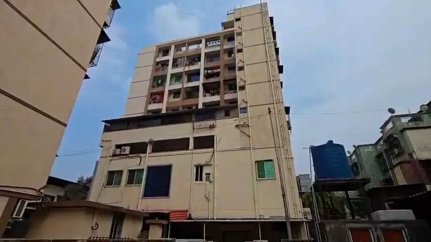 5वीं मंजिल से लिफ्ट नीचे गिरी, 8 घायल