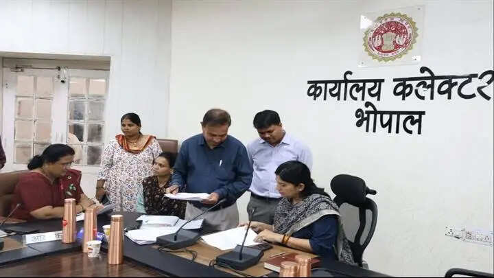 इंदौरः जनसुनवाई में कलेक्टर ने सुनीं नागरिकों की समस्याएं, मौके पर किया निराकरण