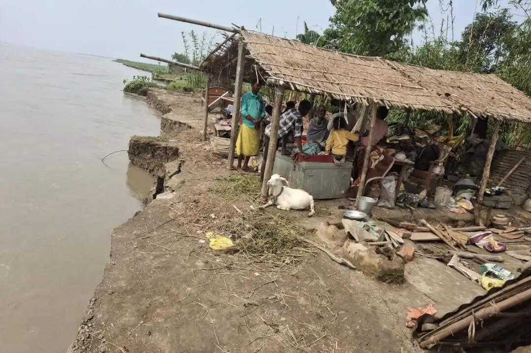 बेला गोठ में 30 परिवारों के घर नदी में समाए, खुले आसमान के नीचे जीवन बिताने को मजबूर लोग