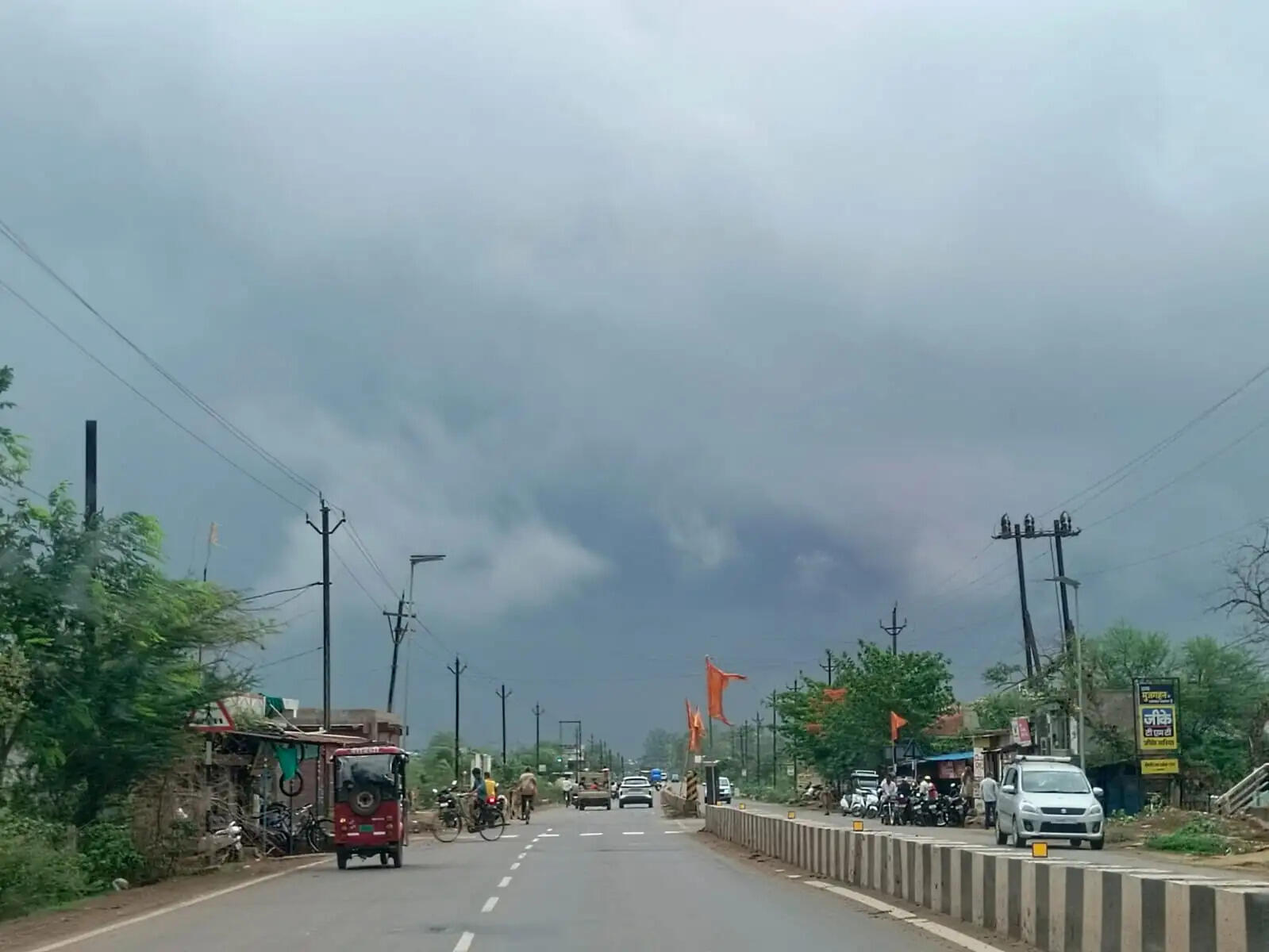 विपरीत-चक्रवात का असर: धमतरी में हल्की बारिश, किसानों की बढ़ी चिंता