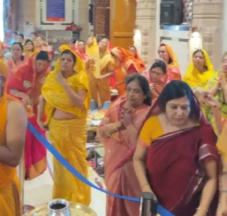 दसलक्षण महापर्व पर जैन मंदिर में भक्तिरस में डूबे श्रद्धालु