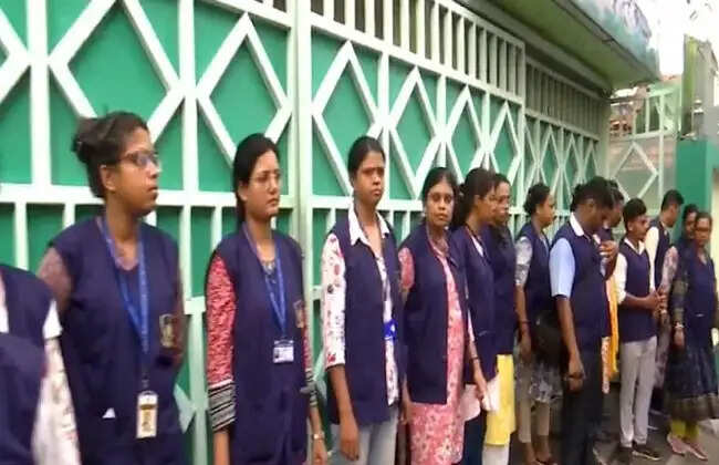 हस्ताक्षर कांड के सिलसिले में तृणमूल कांग्रेस के कालीघाट कार्यालय पहुंची सीआईडी की टीम