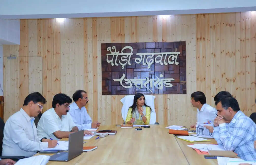 , डीएम ने जल स्रोत संरक्षण और समय पर कार्य पूरे करने के दिए निर्देश