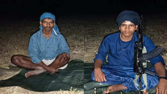 छत्तीसगढ़ के कांकेर में दो नक्सलियों ने एके-47 के साथ किया आत्मसमर्पण