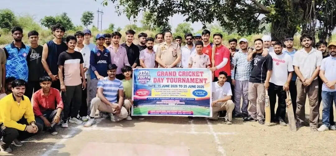 कठुआ में टेनिस बॉल क्रिकेट टूर्नामेंट का आगाज, एसपी ऑपरेशन्स बृजेश शर्मा ने किया उद्घाटन