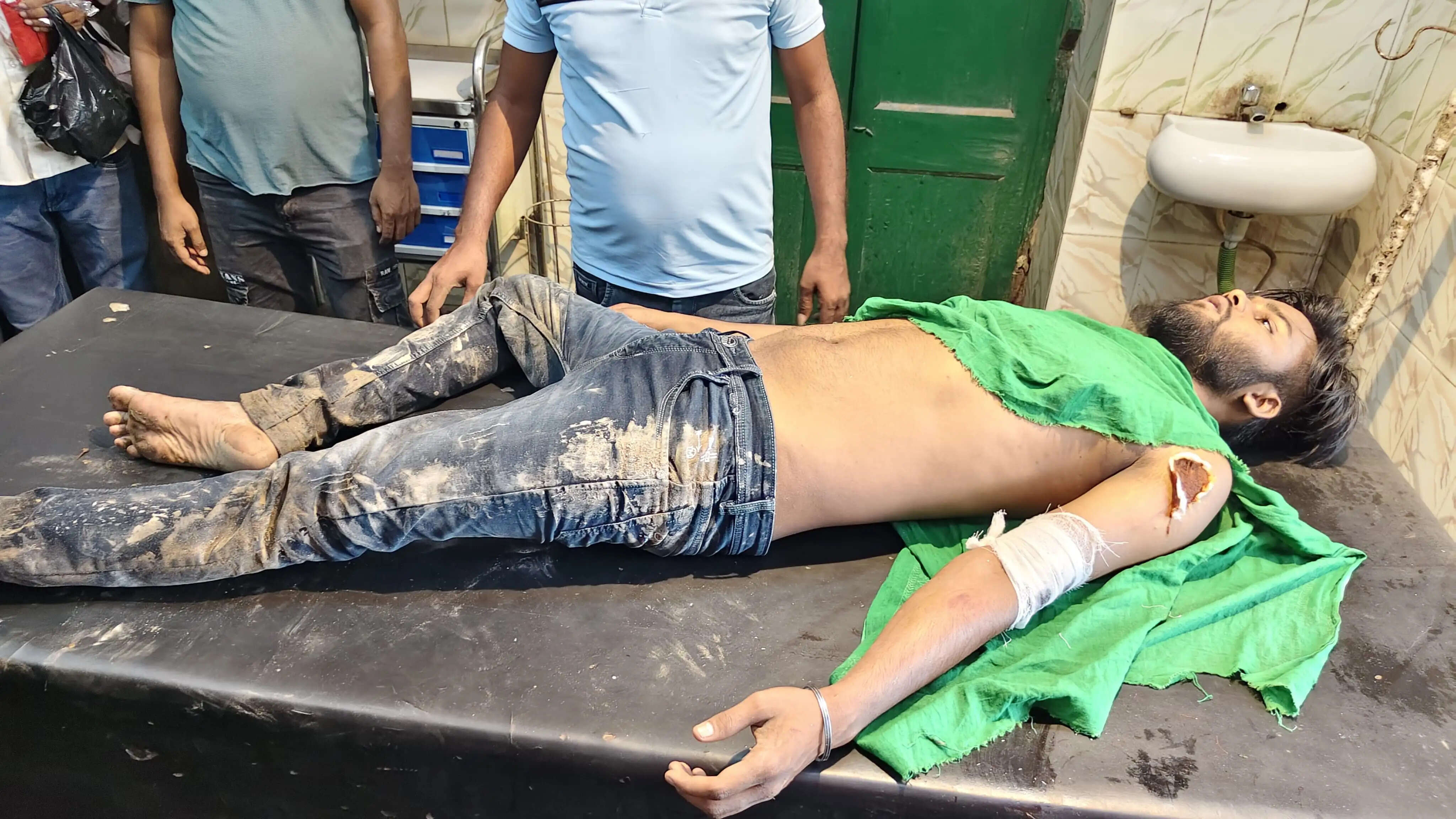 बाइक चोरी के शक में पूछताछ करने पहुंचे युवक पर चाकू से हमला, आरोपी हिरासत में