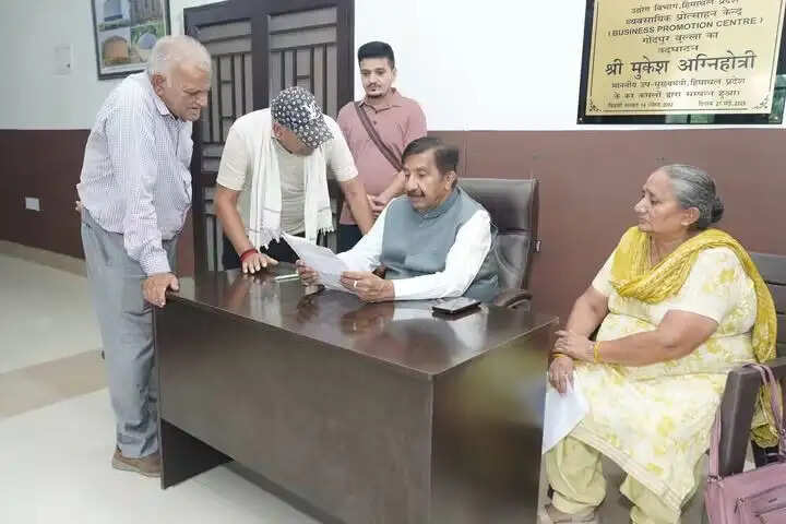 उपमुख्यमंत्री मुकेश अग्निहोत्री ने सुनीं जनसमस्याएं,अधिकारियों को दिए त्वरित समाधान के निर्देश