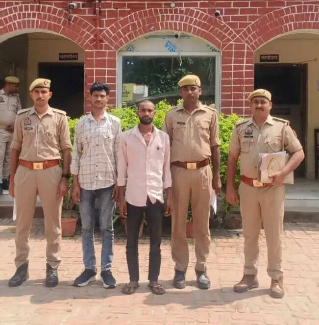देवरिया : नाबालिग को बहला-फुसलाकर भगाने के मामले में दो आरोपित गिरफ्तार