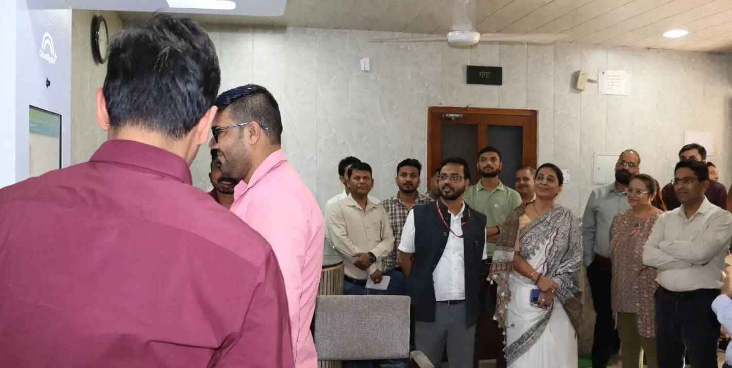 रेलवे अधिकारी विश्राम गृह में हेल्थ एटीएम मशीन का प्रदर्शन, मात्र 15 मिनट में फुल बॉडी चेकअप की सुविधा