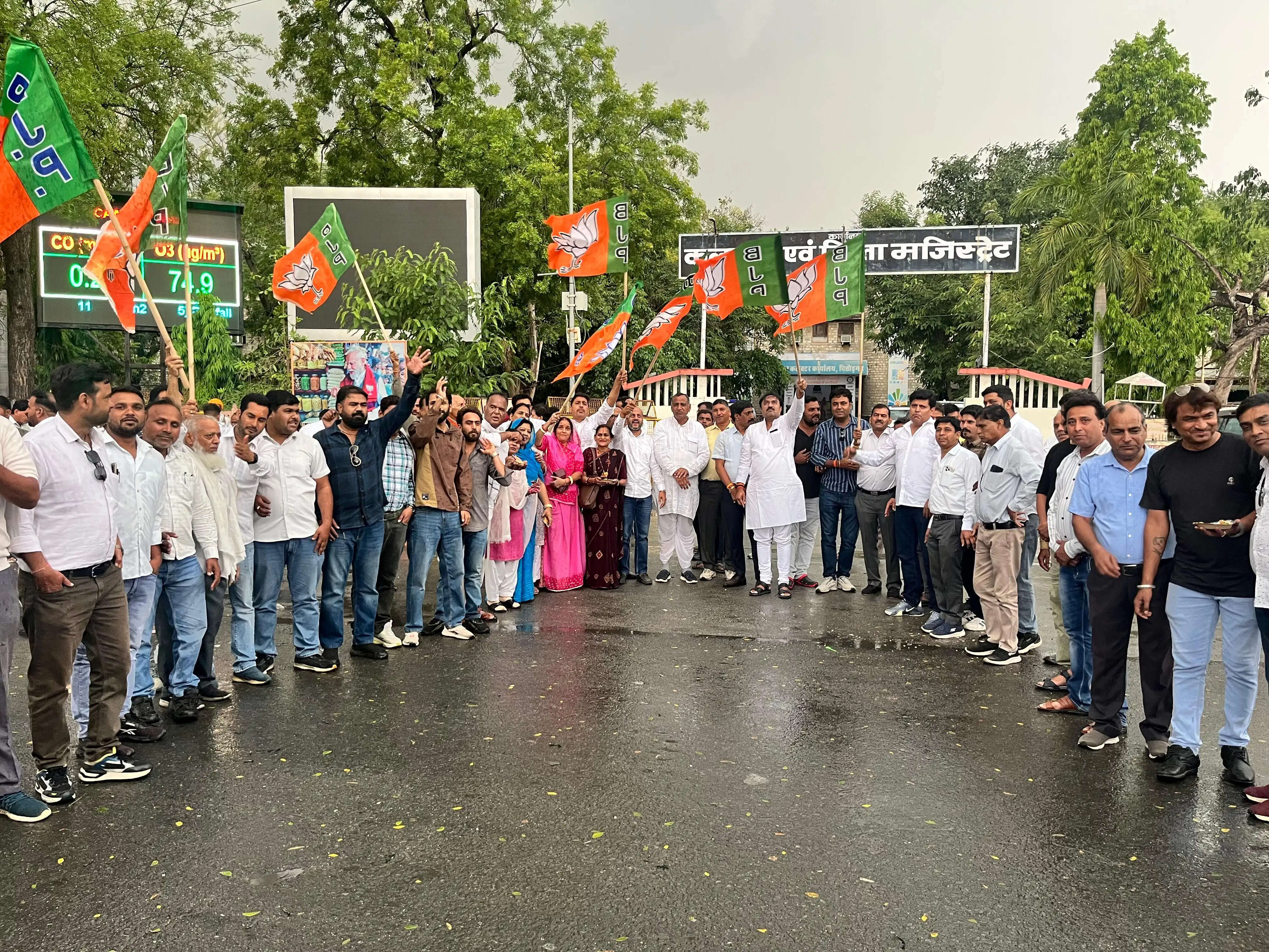 भाजपा की जीत की खुशी में कलक्ट्रेट चौराहे पर आतिशबाजी, विधायक कार्यालय में भी मनाया जश्न