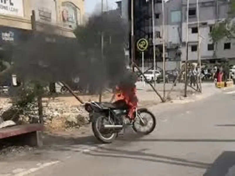 इंदौर में चलती बाइक बनी आग का गोला, कुछ ही मिनटों में जलकर हुई खाक