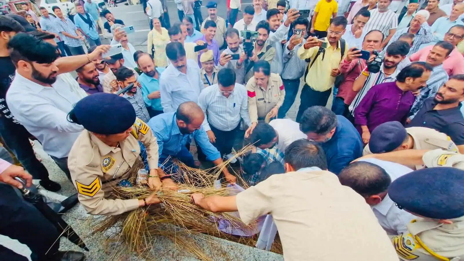 सुधीर शर्मा की मुख्यमंत्री पर टिप्पणी के विरोध में धर्मशाला में कांग्रेस का प्रदर्शन