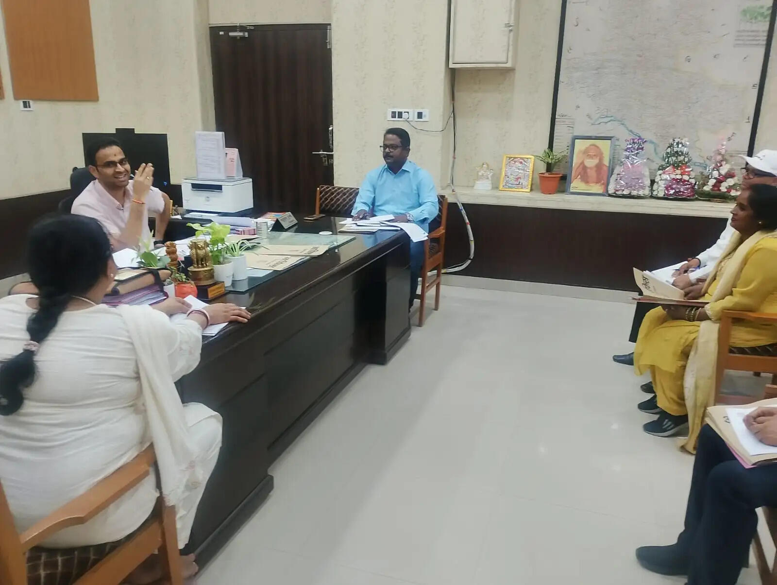जिलाधिकारी ने की प्रोबेशन एवं महिला कल्याण विभाग की योजनाओं की समीक्षा