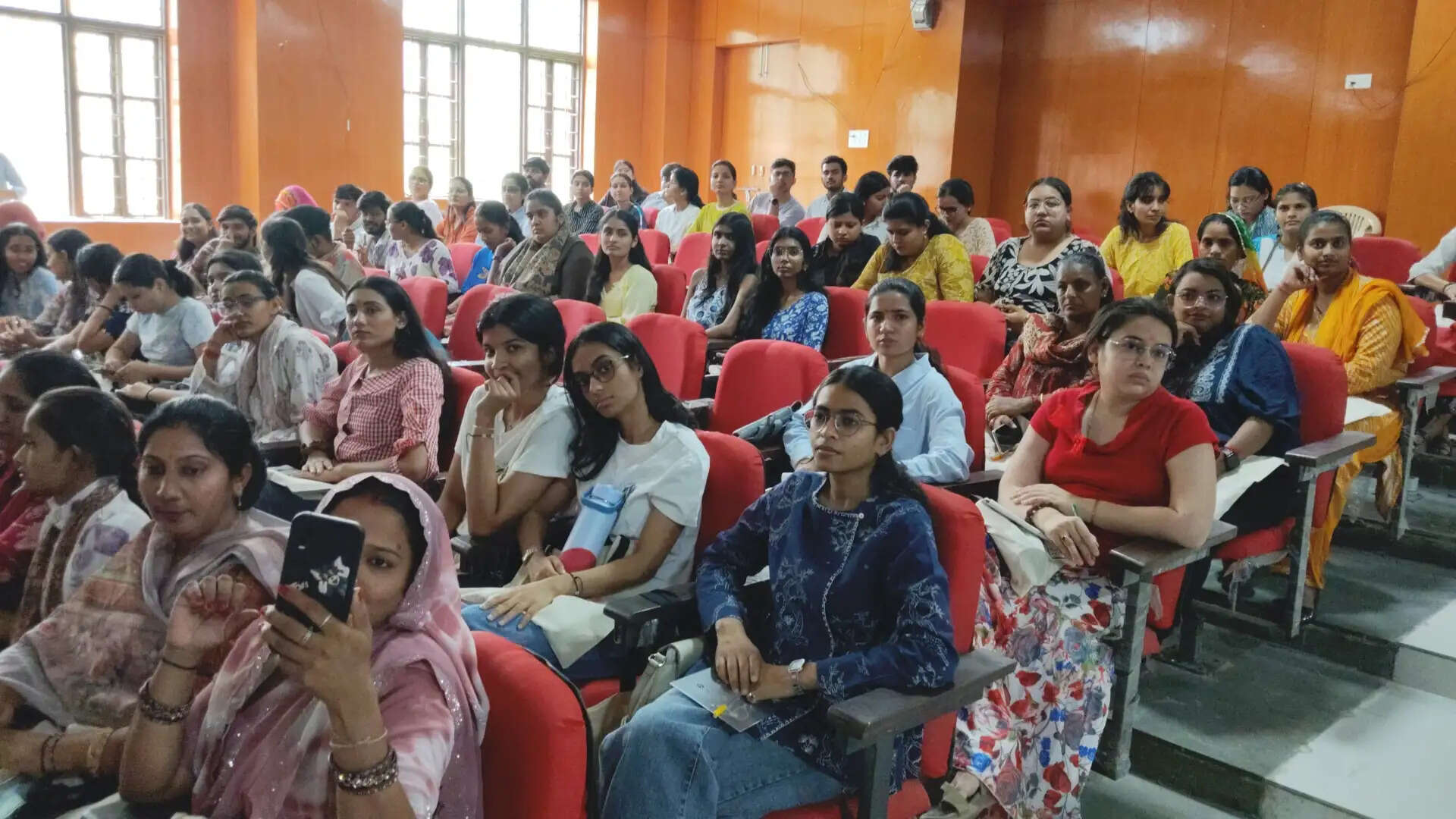 महिलाओं को दी उद्यमिता व स्वरोजगार के अवसरों की जानकारी