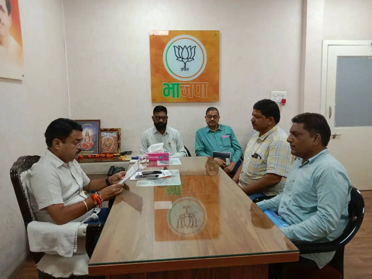 भाजपा प्रदेश कार्यालय में&nbsp;कार्यकर्ताओं की जनसमस्याएं सुन मंत्री पटेल ने अधिकारियों को दिए त्वरित निराकरण के निर्देश