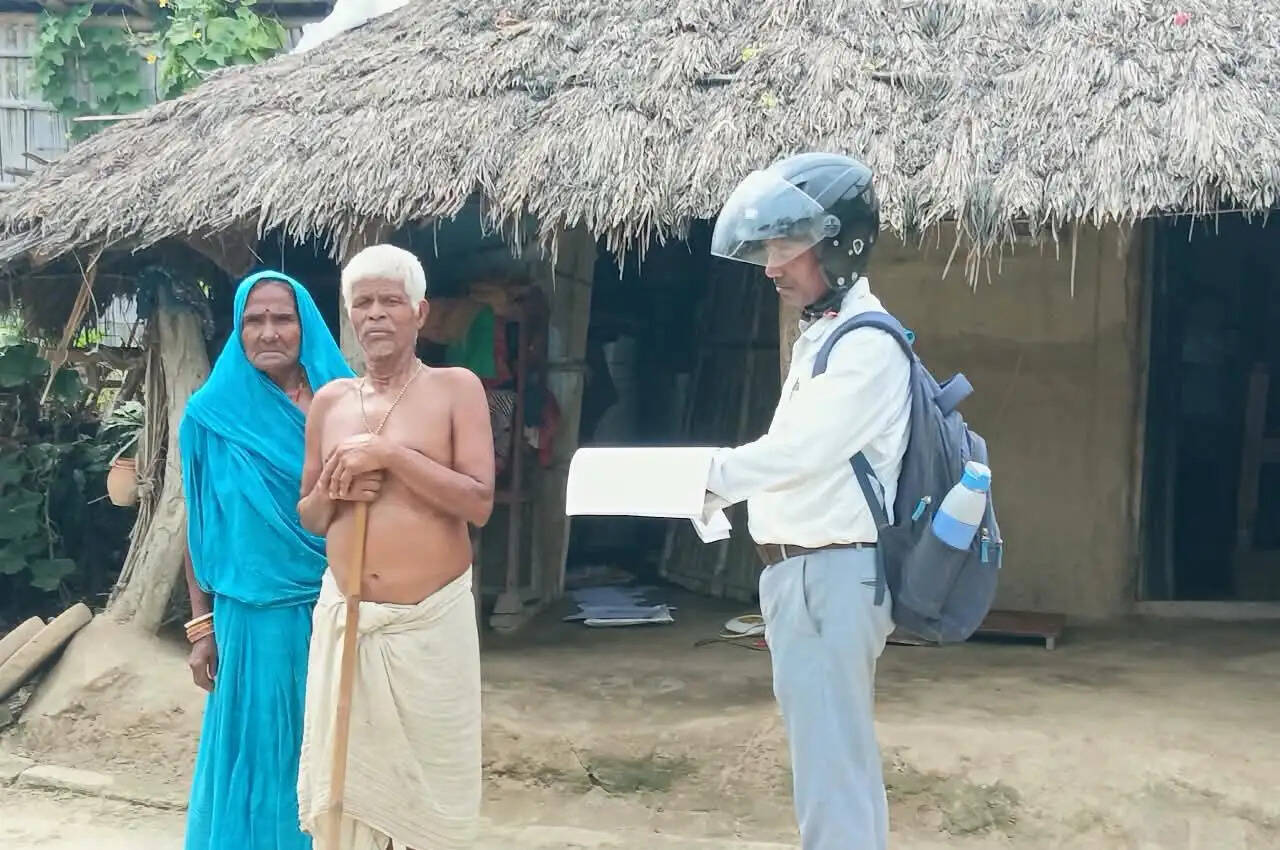 सच्चे लाभुकों की तलाश शुरू, बीडीओ के निर्देश पर आवास सूची की समीक्षा
