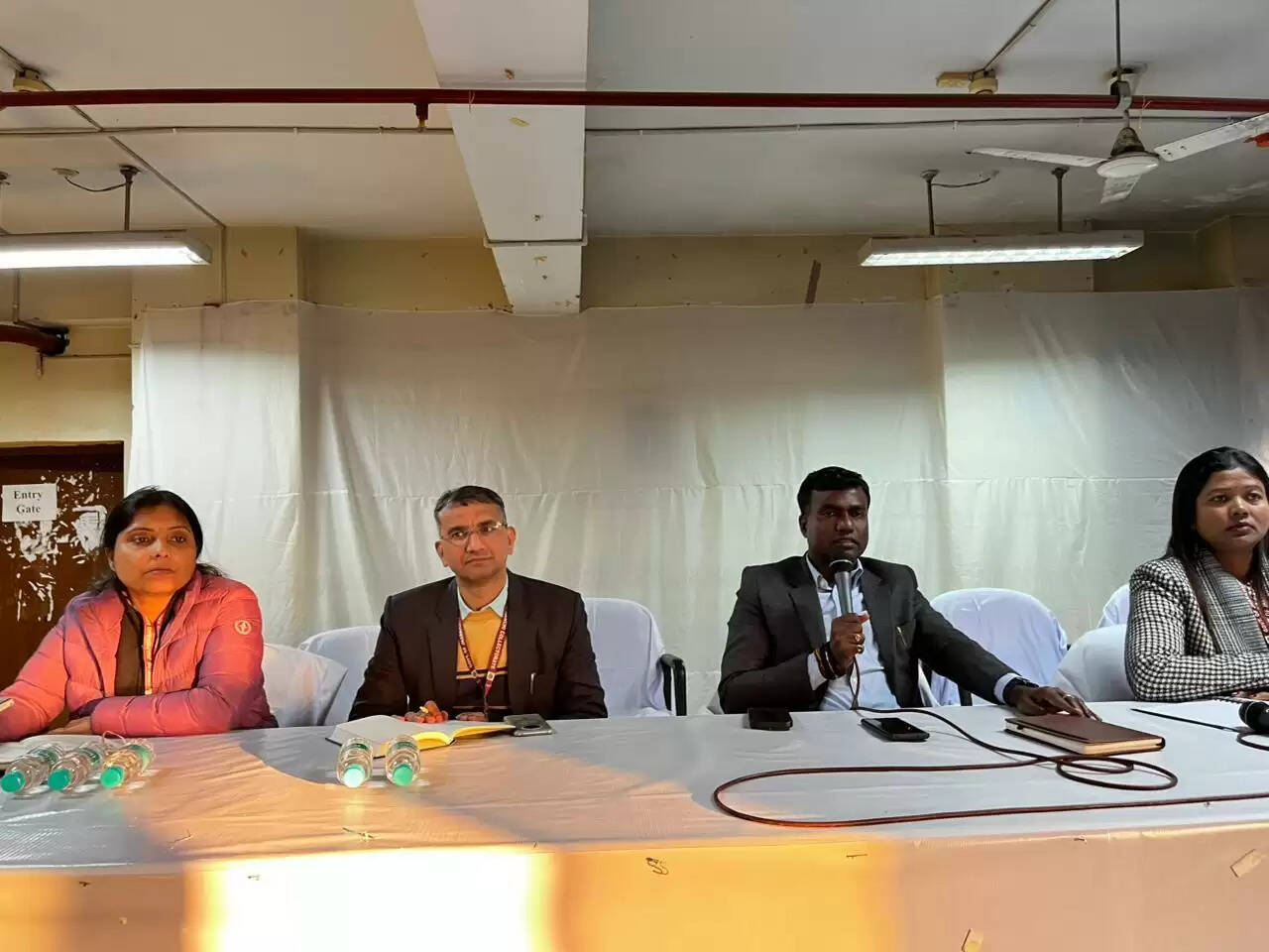 अनुचित गतिविध‍ियों में लिप्‍त रहने वाले कर्मियों पर होगी कार्रवाई : उपायुक्‍त