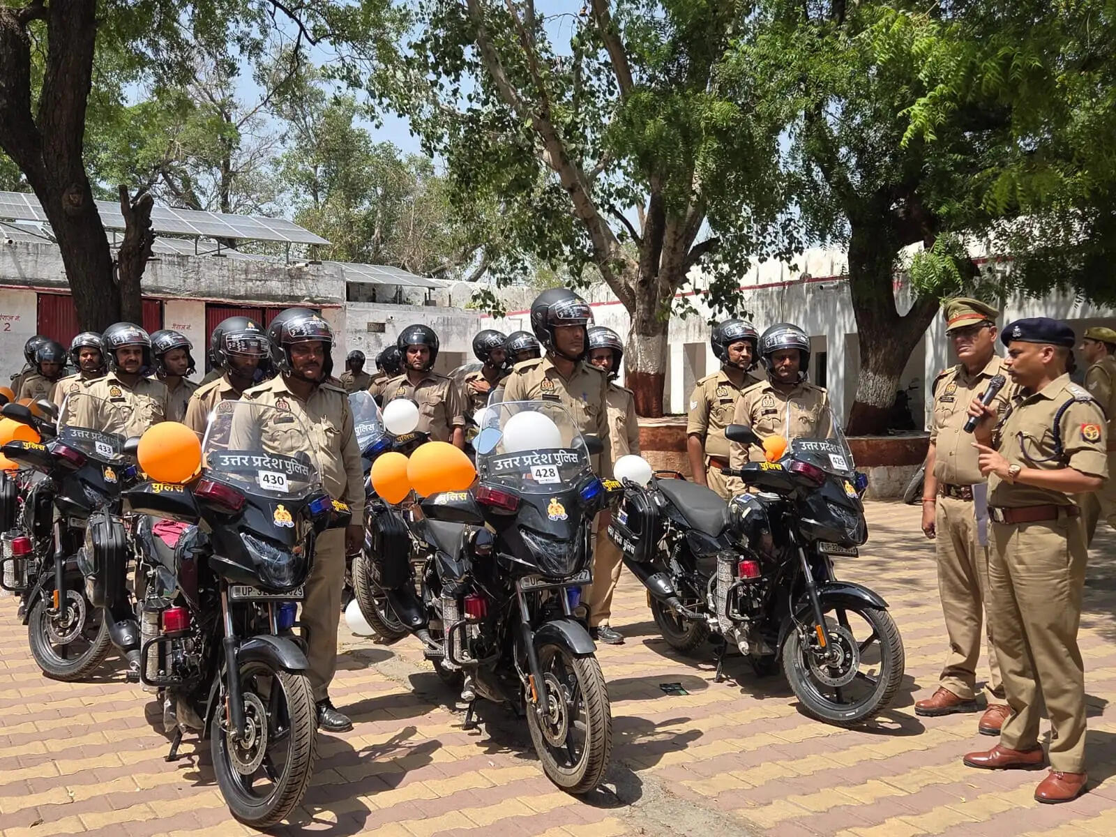 मथुरा पुलिस में बढ़ी ताकत : यूपी-112 की फ्लीट में शामिल हुईं 16 नई पल्सर बाइकें