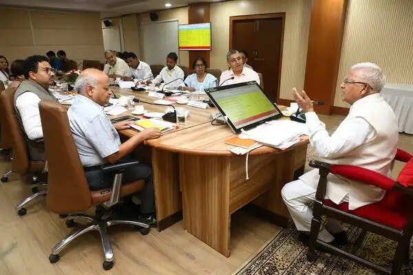गुणवत्ता निगरानी के स्पष्ट मानक तय हों, सिकल सेल उन्मूलन अभियान की प्रगति सराहनीय : राज्यपाल पटेल