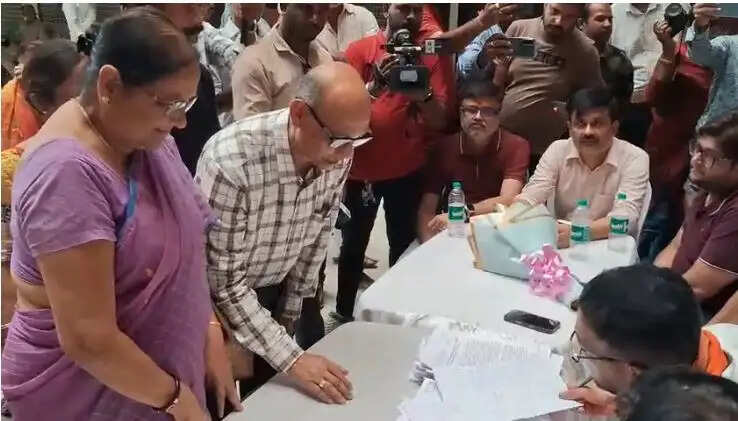 मंत्री शंकर घोष के ‘सीधे शंकर’ कार्यक्रम में महिला ने भाजपा नेता पर जमीन कब्जे की कोशिश का लगाया आरोप
