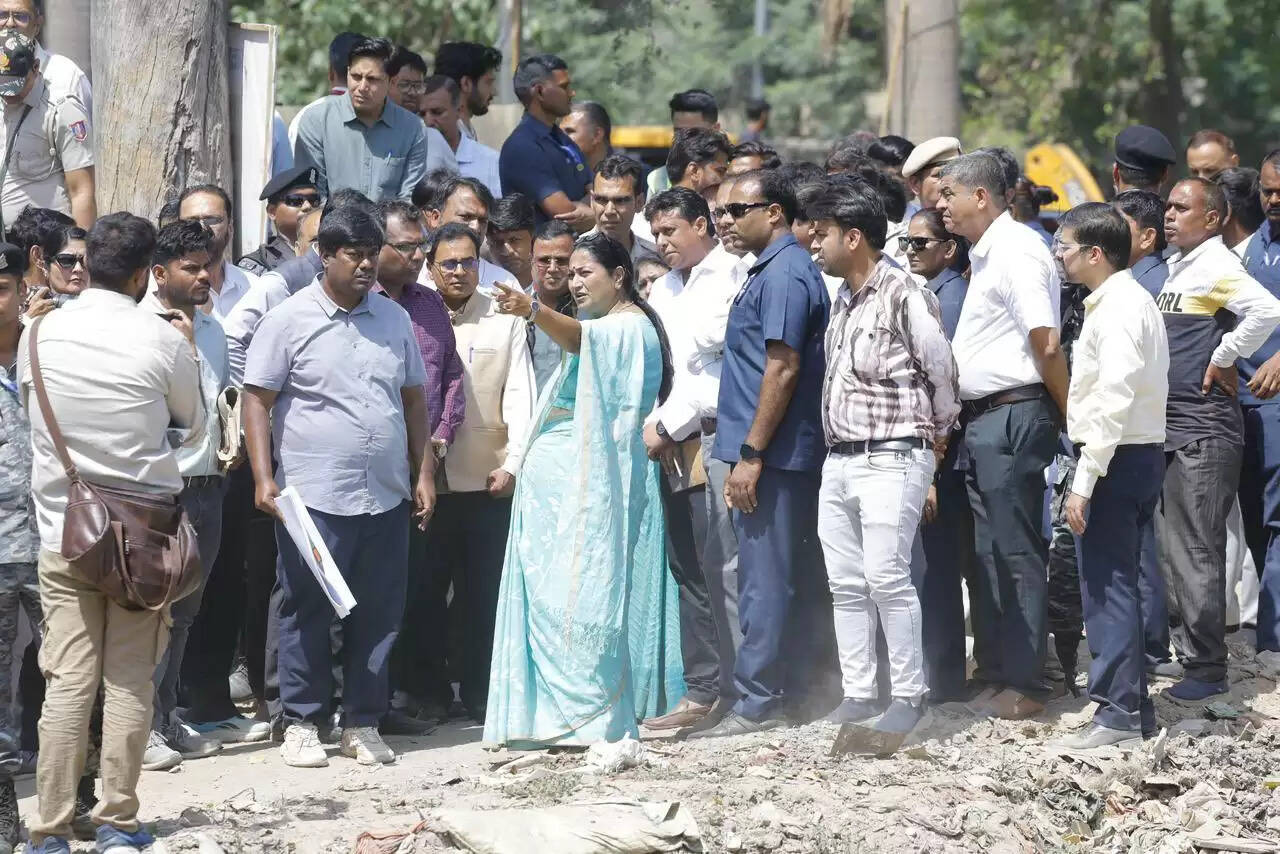 मुख्यमंत्री ने मुनक नहर और छठ घाट का किया निरीक्षण